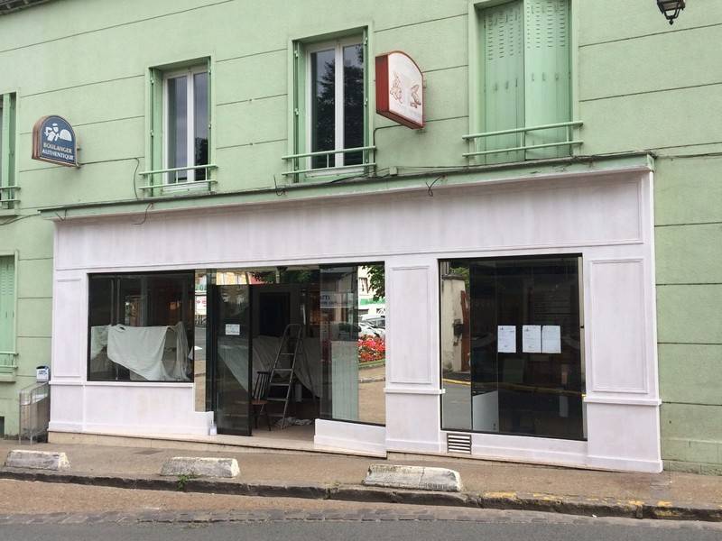 façade magasin sous immeuble