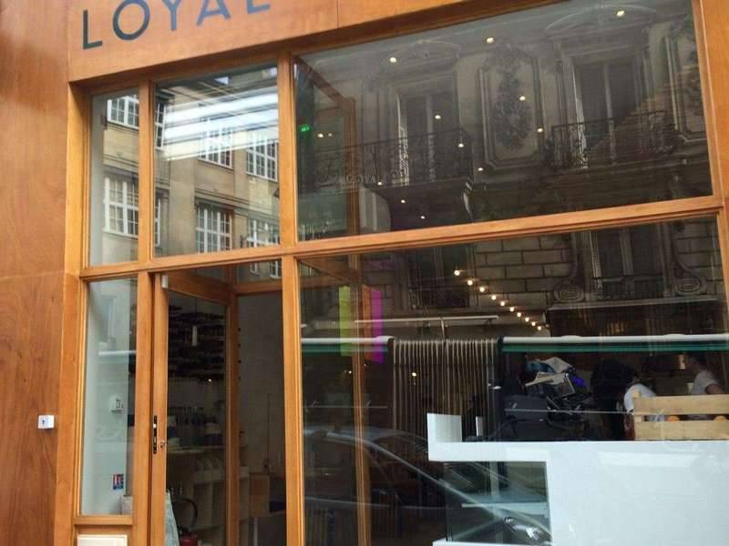 Vernie sur façade commerciale en bois